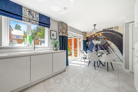 3 bedroom detached house for sale, Hummingbird Drive, Stowmarket, IP14