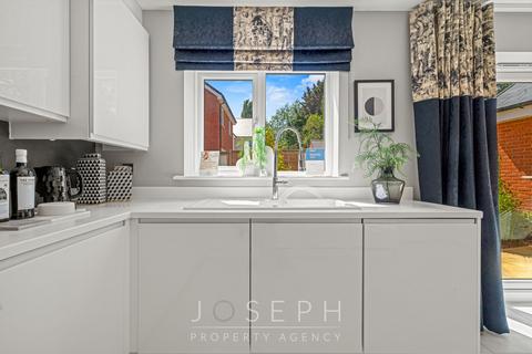 3 bedroom detached house for sale, Hummingbird Drive, Stowmarket, IP14