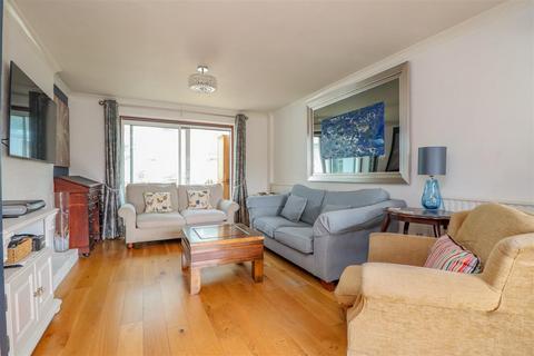 4 bedroom detached house for sale, Brambling Road, Horsham