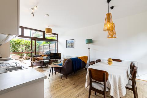 2 bedroom flat to rent,  Cabanel Place, London SE11