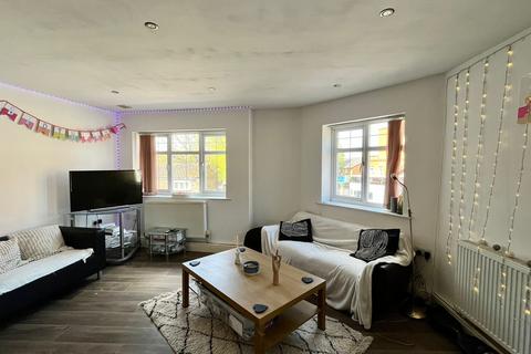 3 bedroom flat to rent, Bawas Place, Nottingham NG7