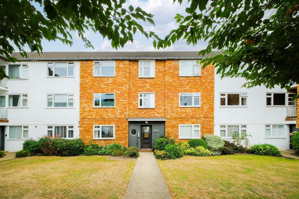 Hadlige Raje Hadleigh Lodge, Snakes Lane West... 2 bed flat to rent - £1,800 pcm (£ ...