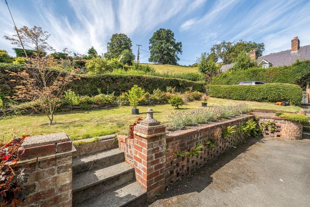Steps to Garden.jpg