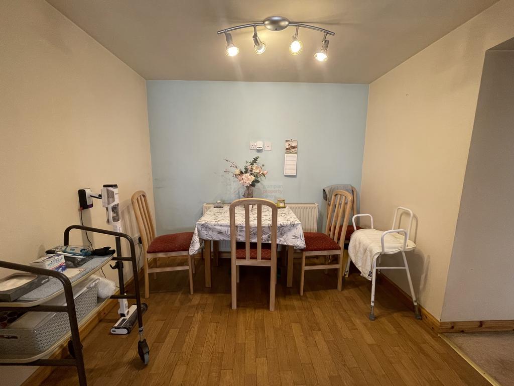 Kitchen diner.JPG