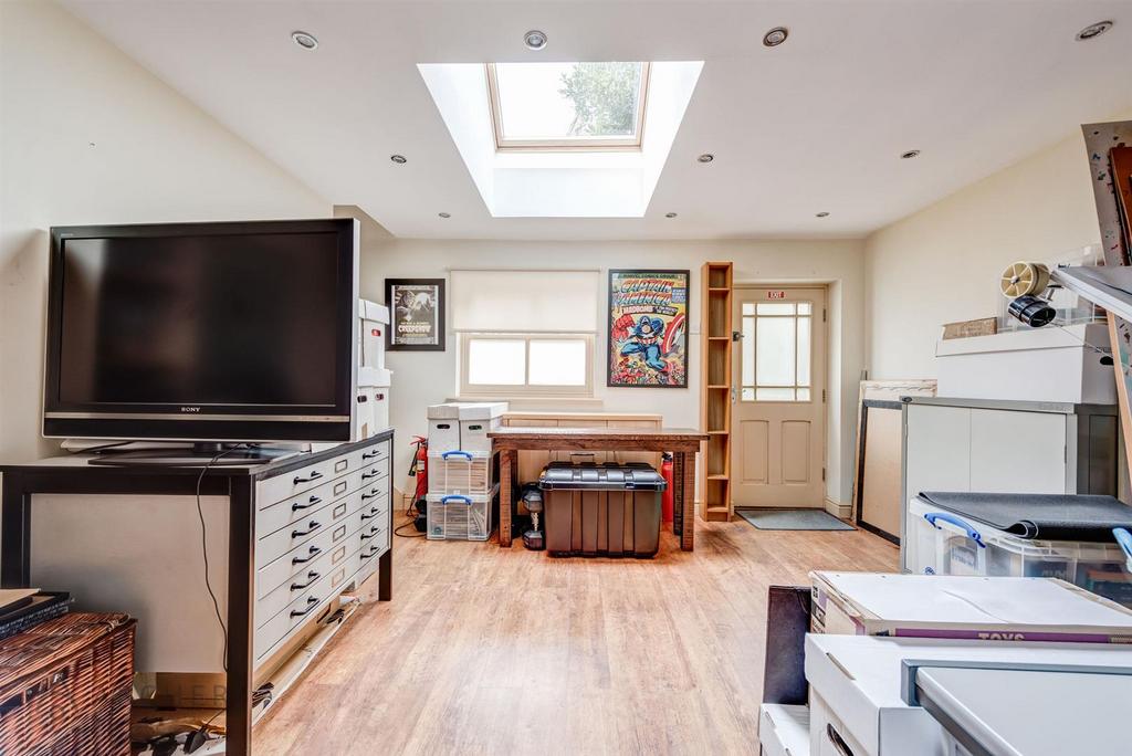 25 Tapton Mount Close(Studio)-3.jpg