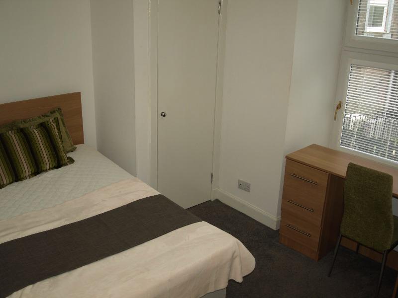 6 bedroom 2.JPG