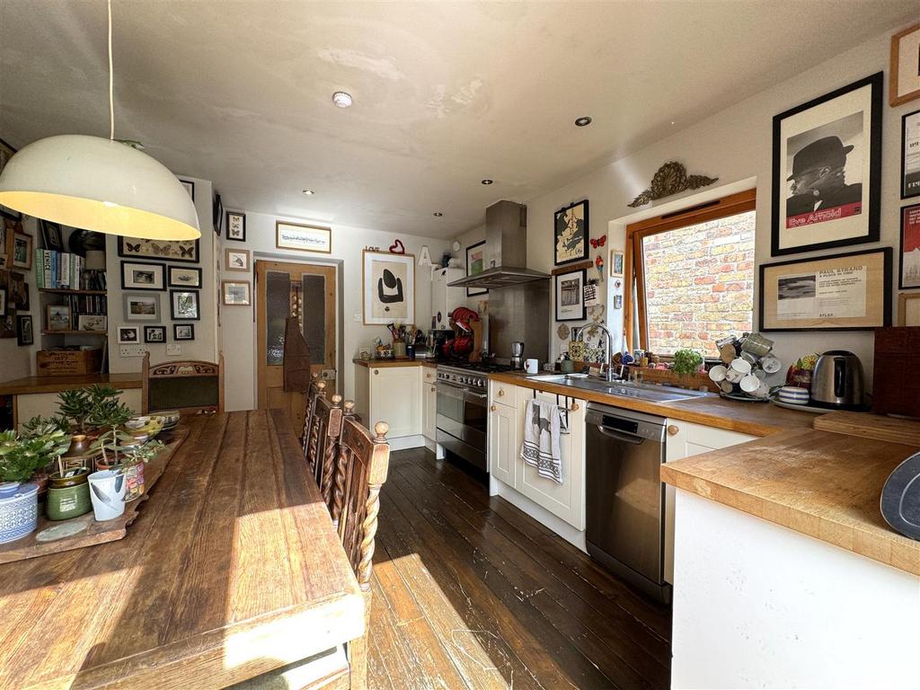 Kitchen 2.jpg