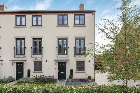 142 Camp Road, Upper Heyford, Bicester, OX25 5AG