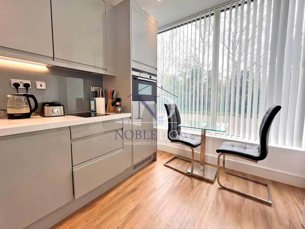 Studio flat in hanger lane
