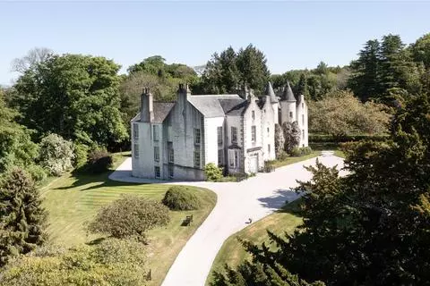 6 bedroom detached house for sale