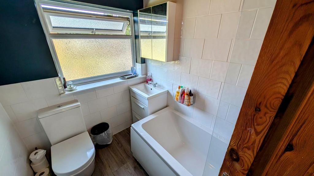 5 Sunningdale bathroom.jpg