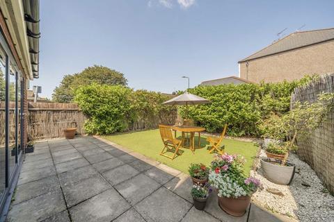 3 bedroom flat to rent, Ivy Road, London NW2