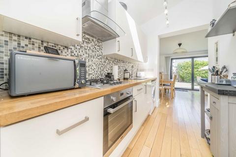3 bedroom flat to rent, Ivy Road, London NW2