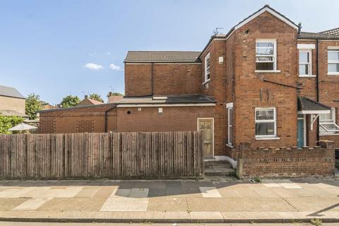 3 bedroom flat to rent, Ivy Road, London NW2