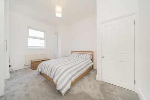 3 bedroom flat to rent, Ivy Road, London NW2