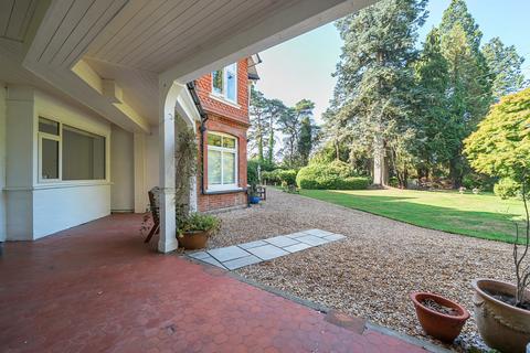2 bedroom flat for sale, Tilford Road, Surrey GU26