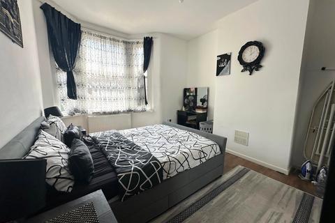 3 bedroom end of terrace house for sale, Engleheart Road, London, SE6