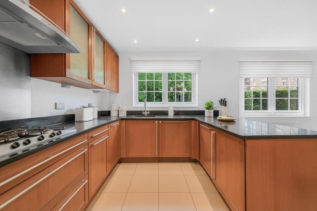 38 The Marlowes, St. Johns Wood, London, NW8 6 NA (