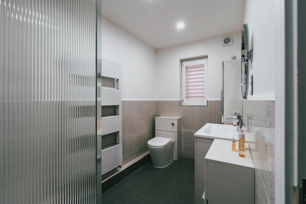 Master En-Suite Shower Room