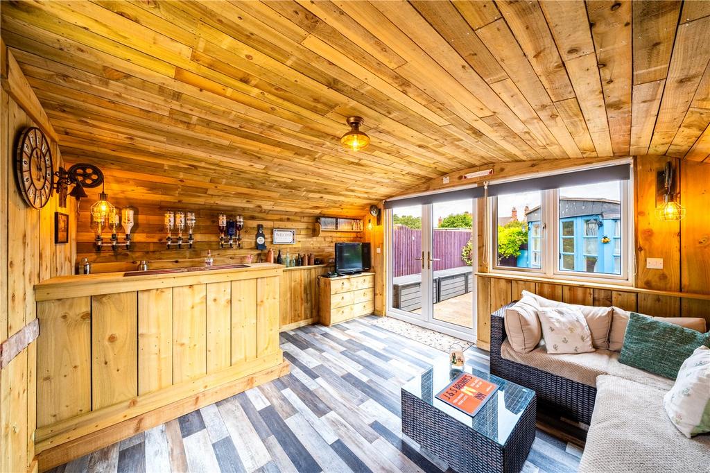 Bar/Summerhouse
