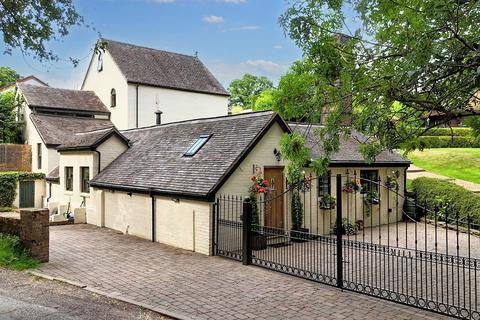 Nicholls Lane, Oulton, ST15