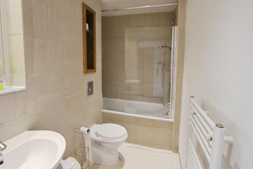 A2ffeec8-Bathroom.JPG