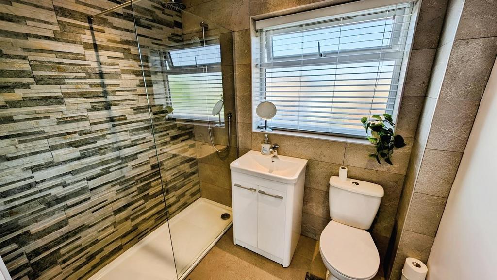 145 Finch shower room.jpg
