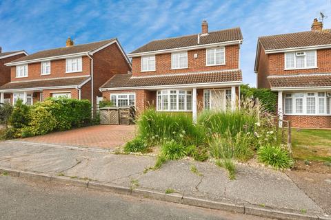 19 Ashes Close, Walton On The Naze, CO14 8TZ