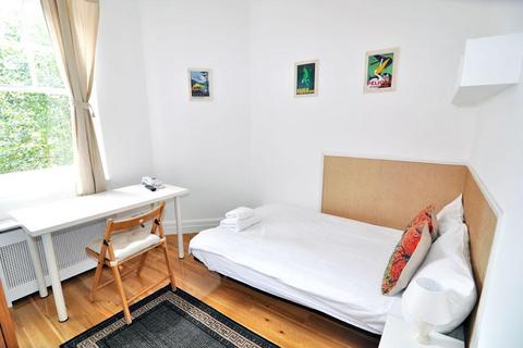 Studio to rent, Fulham Palace Road, London