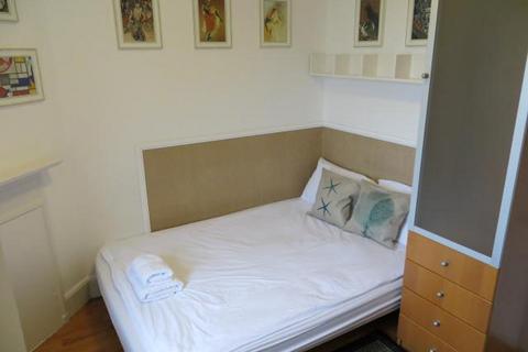 Studio to rent, Fulham Palace Road, London