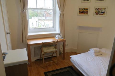 Studio to rent, Fulham Palace Road, London