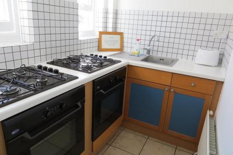 Studio to rent, Fulham Palace Road