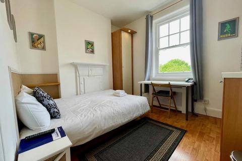 Studio to rent, Fulham Palace Road