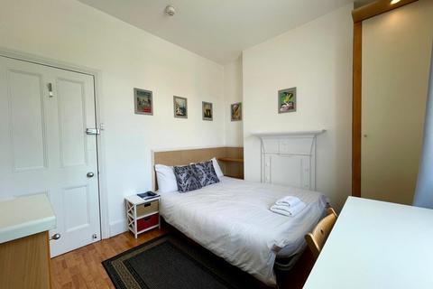 Studio to rent, Fulham Palace Road