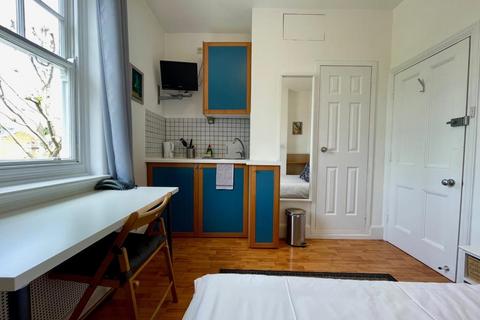 Studio to rent, Fulham Palace Road