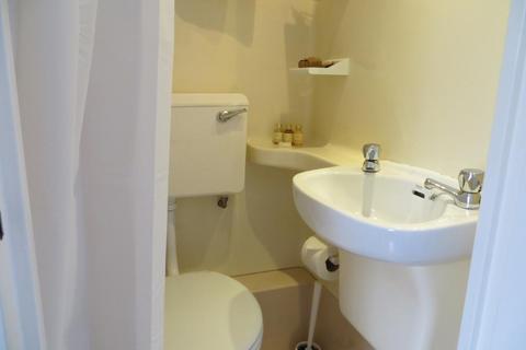 Studio to rent, Fulham Palace Road