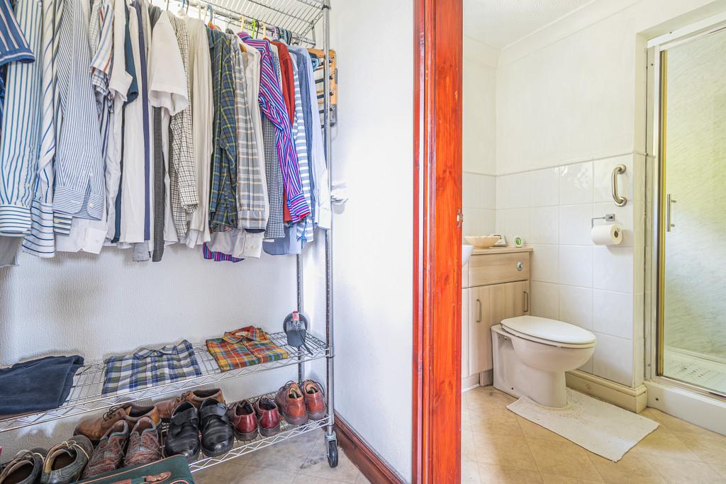 Walk in Wardrobe & En-Suite Shower Room