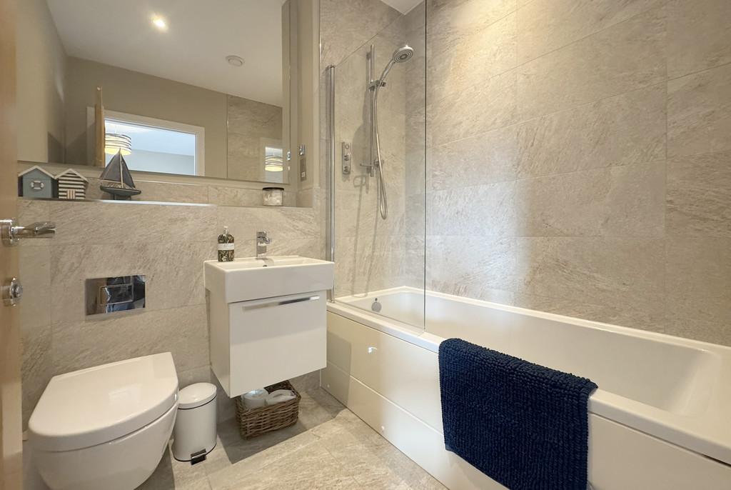 12 RW En Suite 2