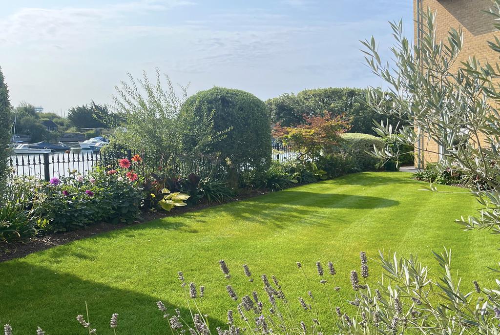 12 RW Garden