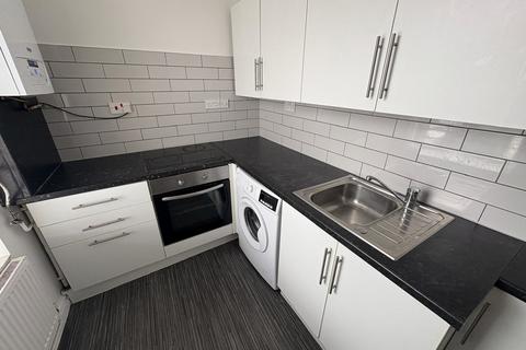 3 bedroom maisonette to rent, St Helens Crescent, Swansea