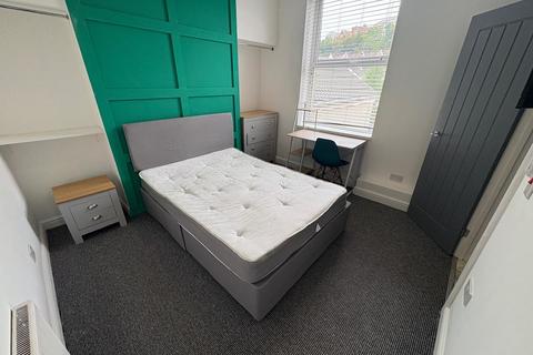 3 bedroom maisonette to rent, St Helens Crescent, Swansea