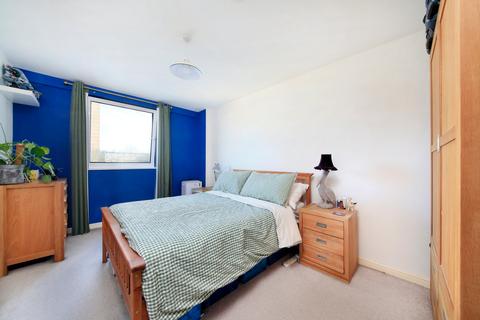 2 bedroom flat for sale, Oyster Wharf, 18 Lombard Road, London