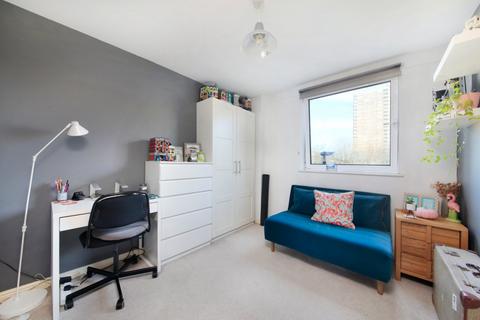 2 bedroom flat for sale, Oyster Wharf, 18 Lombard Road, London