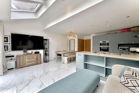 8 Babbington Drive, Bilston, WV14 0SW