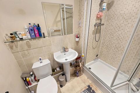 2 bedroom apartment to rent, Carmichael Avenue, Greenhithe DA9