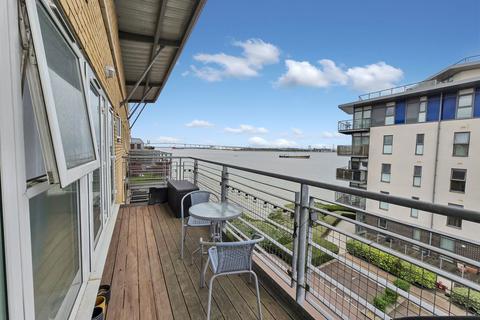 2 bedroom apartment to rent, Carmichael Avenue, Greenhithe DA9