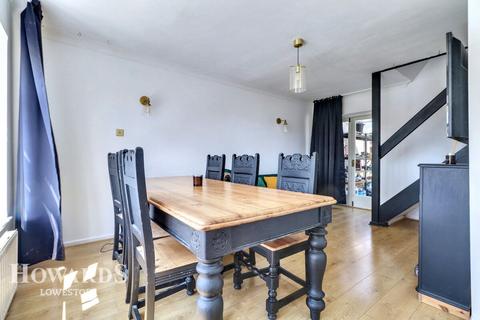 66 Breydon Way, Lowestoft, NR33 9AT