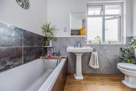 4 bedroom semi-detached house for sale, Woodfield Avenue, Portsmouth PO6