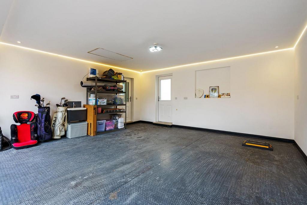 87787 6 Cairn Avenue Guiseley  (20) low.jpg