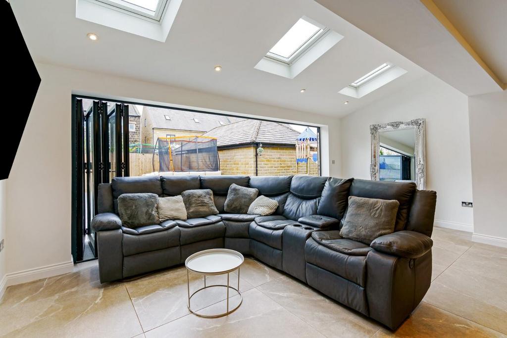 87787 6 Cairn Avenue Guiseley  (9) low.jpg
